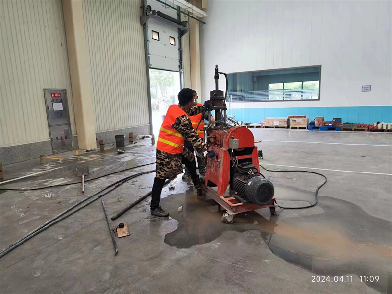 哈巴河厂房地面下沉塌陷注浆加固施工